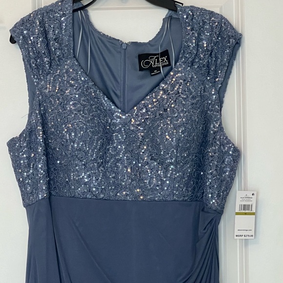 Lovely blue gown by Alex Evenings - Picture 5 of 10